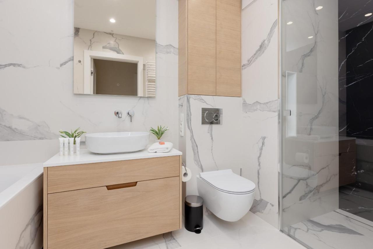 ורשה Deluxe Apartment Wronia 45 With Ac, Parking & Balcony By Renters Prestige מראה חיצוני תמונה